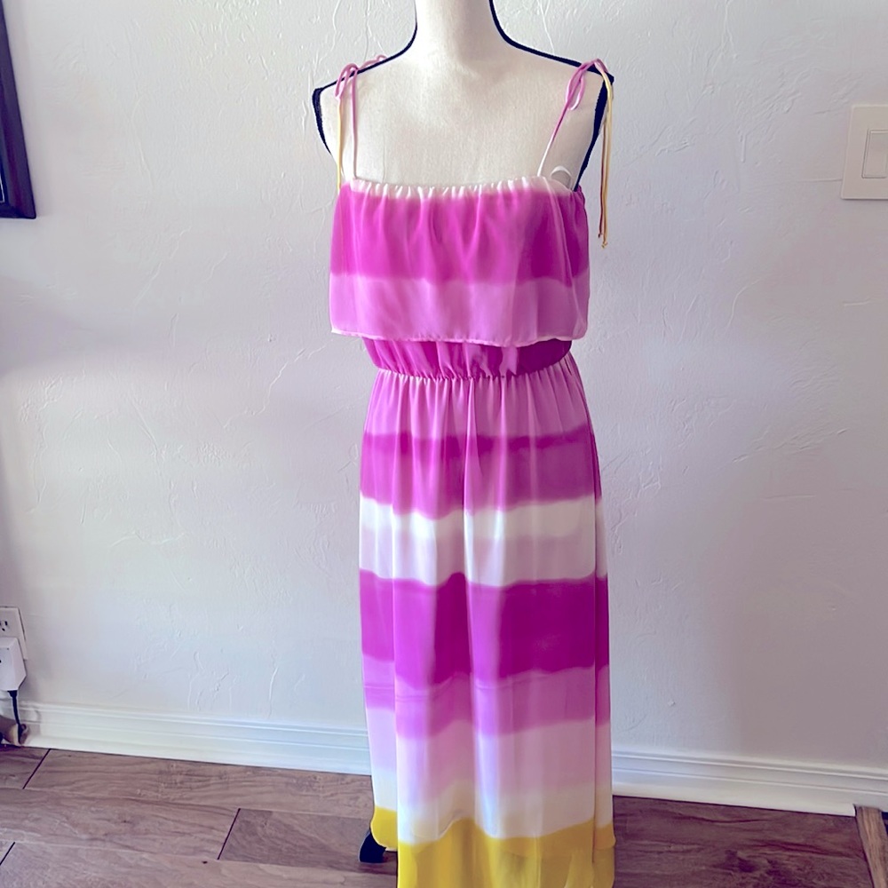 Beautiful colorful Easter 🐣 dress in pinks, white & a pop of yellow! 🌼🌷🪻